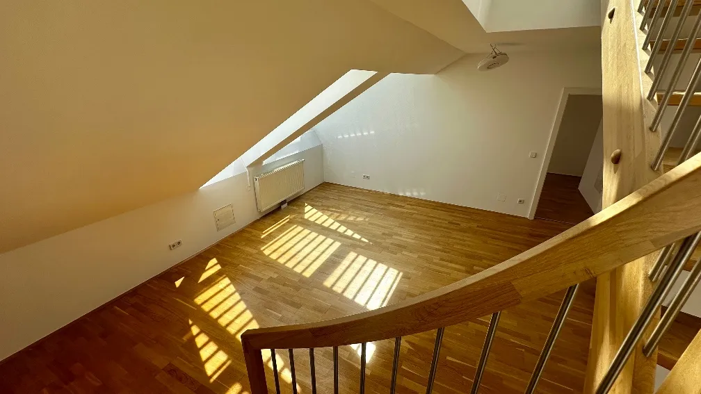 64m² DG-Wohnung mit 35m² Terrasse & Weitblick | U1 in 4 Min | Klima | Ruhelage - Ansicht 2