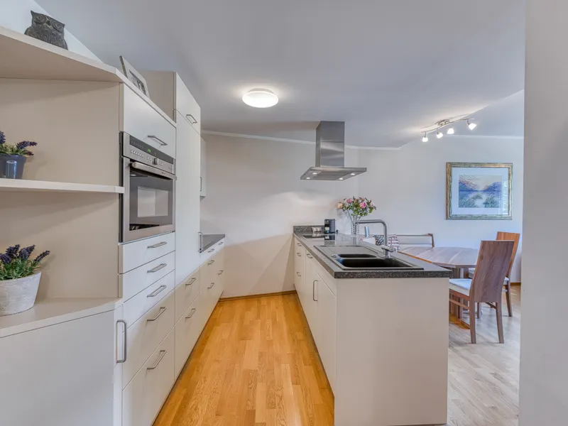 Zentral gelegene 2-Zimmer-Wohnung: Möbliert mit Kamin, Südwestbalkon & Tiefgaragenplatz inklusive - Ansicht 3