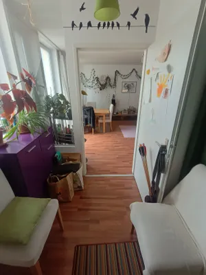 Schöne Dachgeschoßwohnung mit großem Balkon und schönem Ausblick. Vollmöbliert zum Wohlfühlen. – Bild 2
