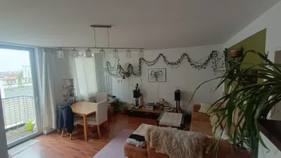 Schöne Dachgeschoßwohnung mit großem Balkon und schönem Ausblick. Vollmöbliert zum Wohlfühlen.