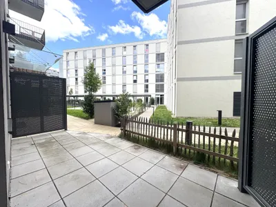 Perfekte Singlewohnung mit großzügiger Terrasse - 3,5 Hohe Decken! - Swimmingpool zur gemeinschaftlichen Nutzung vorhanden