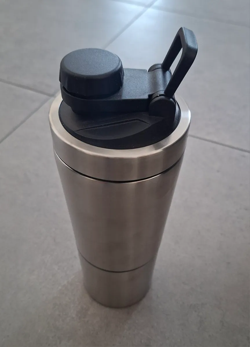Termo- Flasche mit Trinkbecher, € 10,- (4030 Linz)