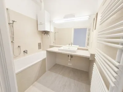 Licht, Eleganz und Großzügigkeit - Großzügige 3,5-Zimmer-Altbauwohnung mit Fischgrätparkett und Stuck in Bestlage - Florianigasse – Bild 3