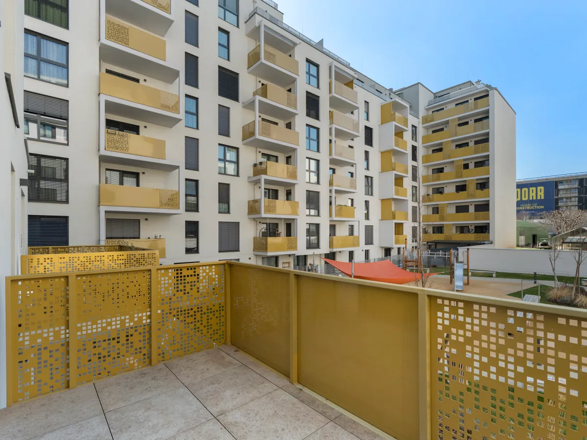 Apartment für Kurzzeitvermietung: Charmante 3-Zimmer-Wohnung mit großzügiger Terrasse Richtung Innenhof in unmittelbarer Nähe zur U1 - Ap. 4 - Widok 3