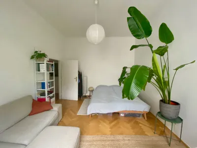 AKH-Nähe - U6- Sonnig-helle Single-Wohnung - absolute Ruhelage mit Blick ins Grüne aus jedem Fenster