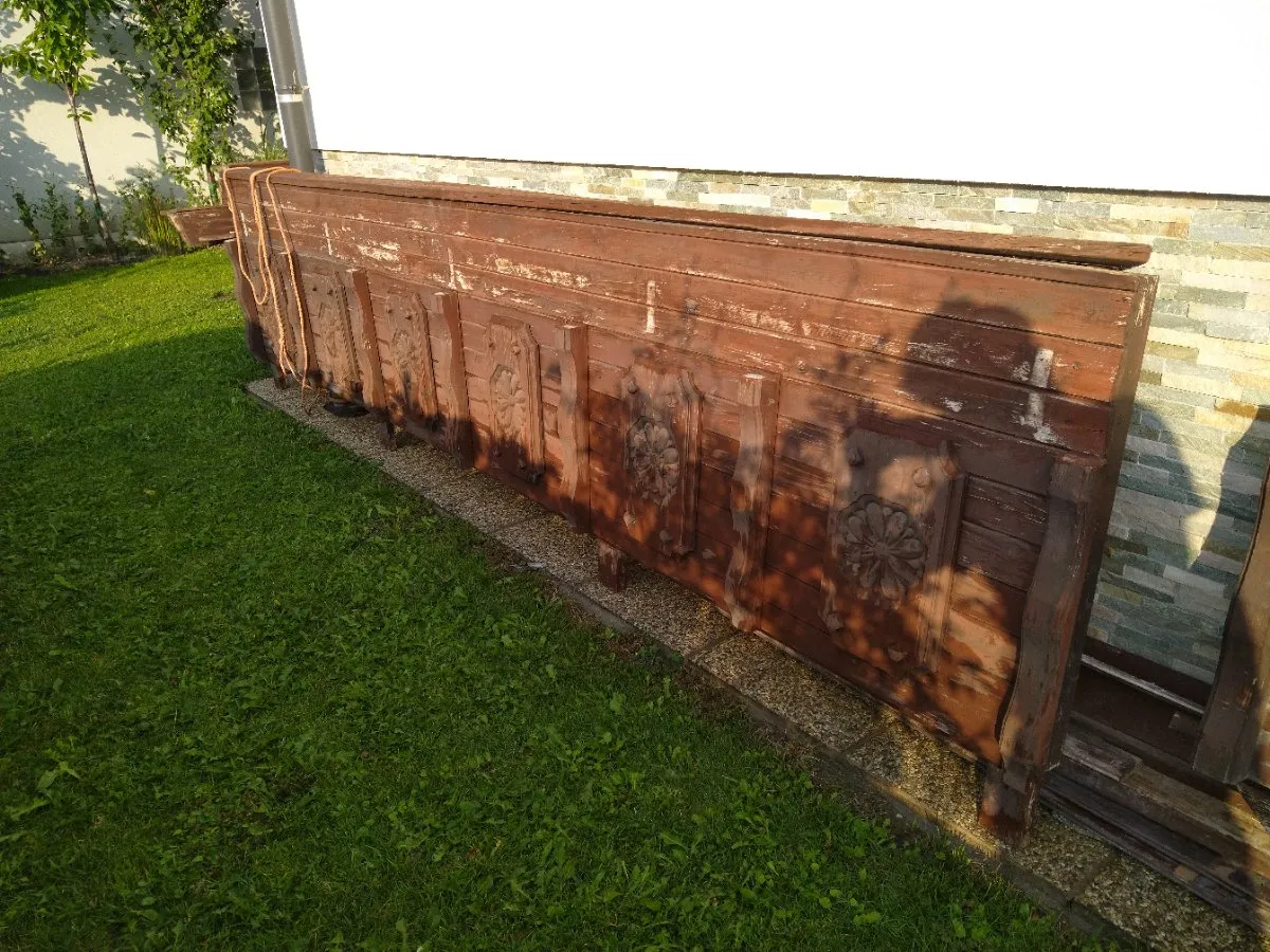 Holzbalkon mit Blumenschnitzerei und Blumenkasten, € 100,- (2201 Gerasdorf)