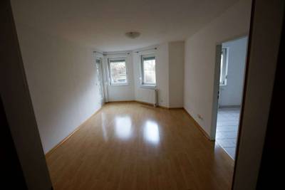 2-Zimmer-Wohnung (51 m²) mit Balkon und Blick ins Grüne in U4-Nähe für Singles/ Paare