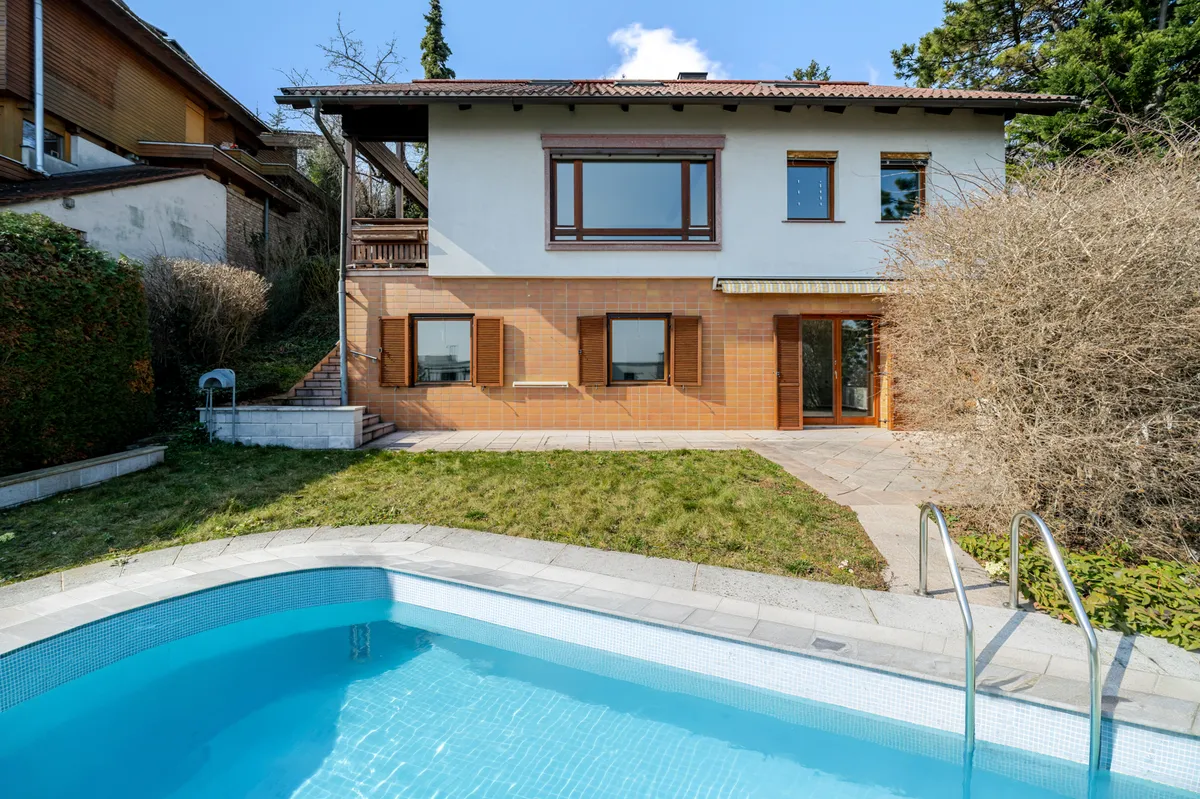 Haus mit Panoramablick über das Wiener Becken in ruhiger Hanglage