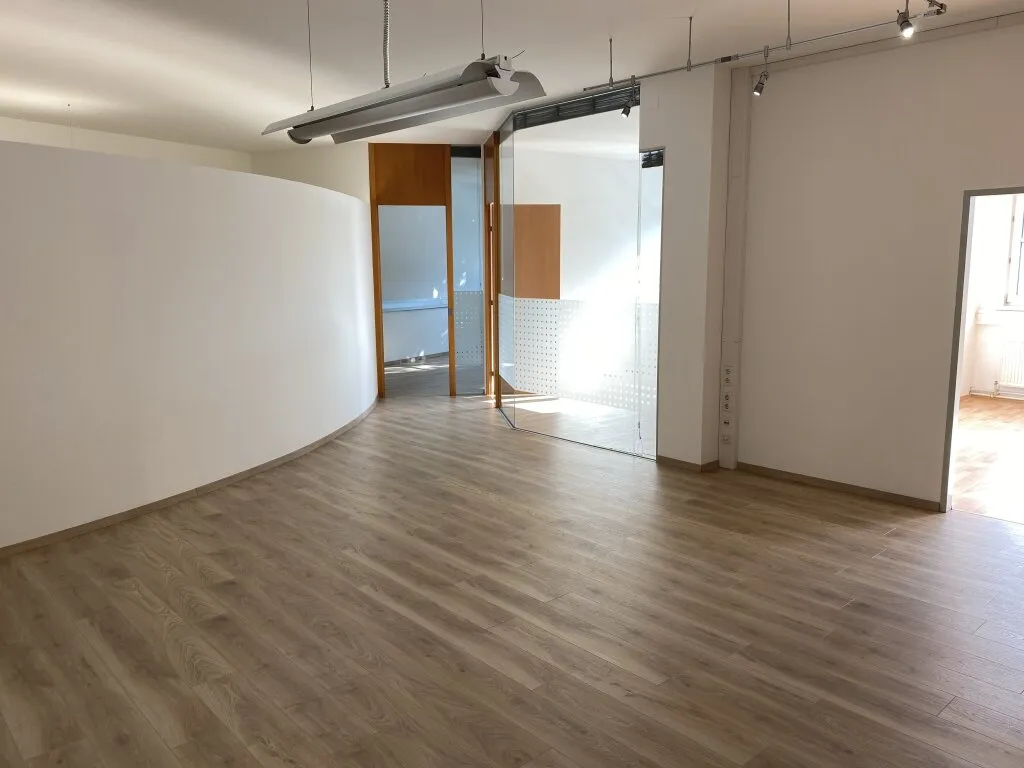 Sonnig, freundliches 6 Zimmer-Büro! Erstbezug nach Sanierung! - Ansicht 3