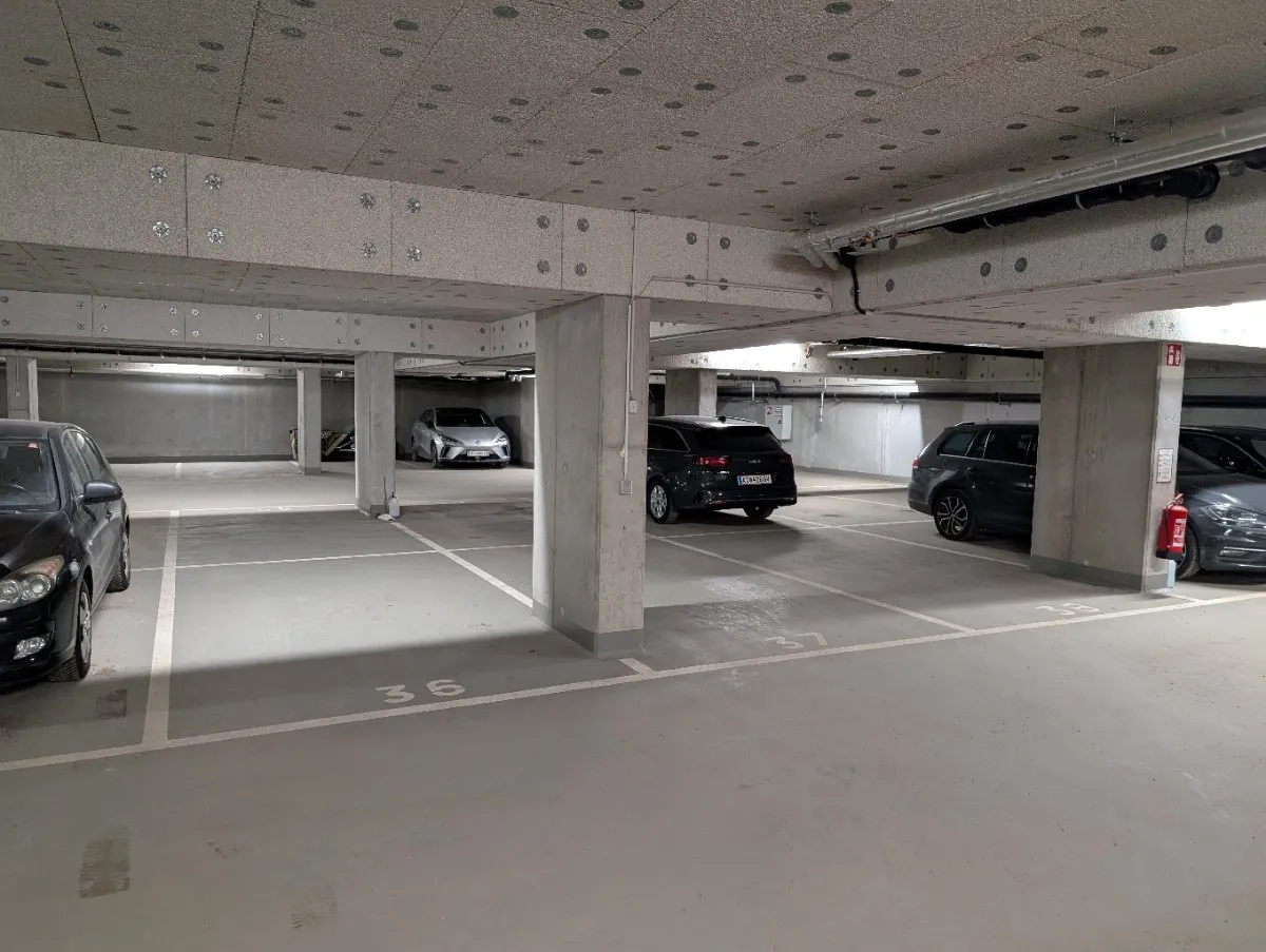 Tiefgaragenplatz im Zentrum von Stockerau zu vermieten oder verkaufen - Ansicht 2