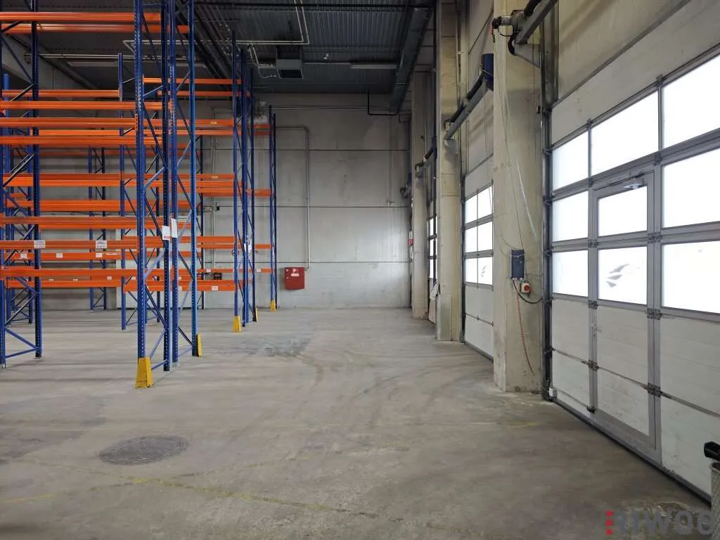 2.082m² Lagerhalle mit überdachten Rampen und ca. 148m² Büro | Parkplätze verfügbar - Ansicht 2