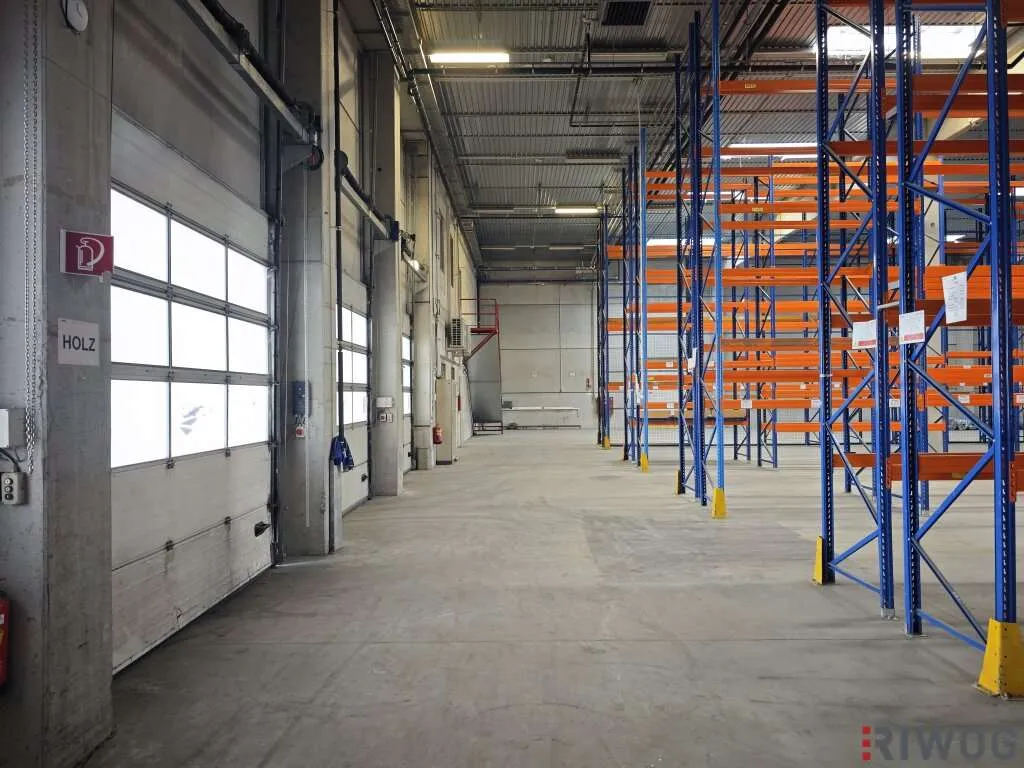 2.082m² Lagerhalle mit überdachten Rampen und ca. 148m² Büro | Parkplätze verfügbar - Ansicht 3