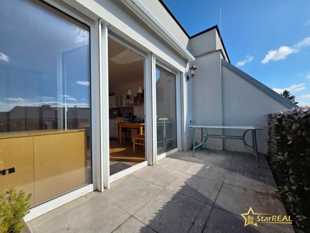 SENSATIONSPREIS! LICHTDURCHFLUTETE DACHGESCHOSSWOHNUNG MIT TERRASSE, TIEFGARAGENPLATZ & PERFEKTEM GRUNDRISS - NUR 400 METER BIS WIEN! - Ansicht 3