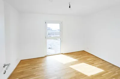 ab OKTOBER: SONNIGER SÜDBALKON MIT HOCHWERTIGER INNENAUSSTATTUNG UND FUßBODENKÜHLUNG IN ZENTRALER LAGE – Bild 3
