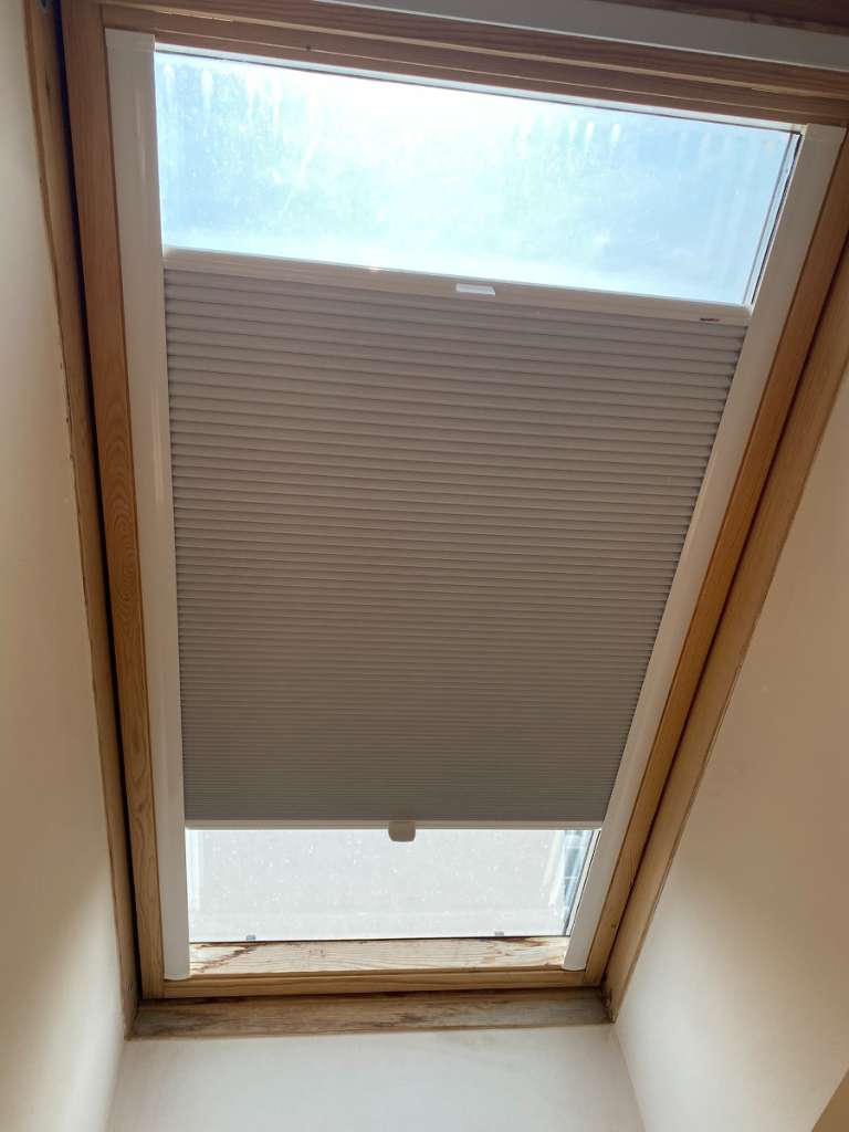 Velux Dachfenster GHL / 308 -Verdunkelungsrollo Plissee innen - Sonnenschutz,  € 35,- (2340 Mödling) - willhaben