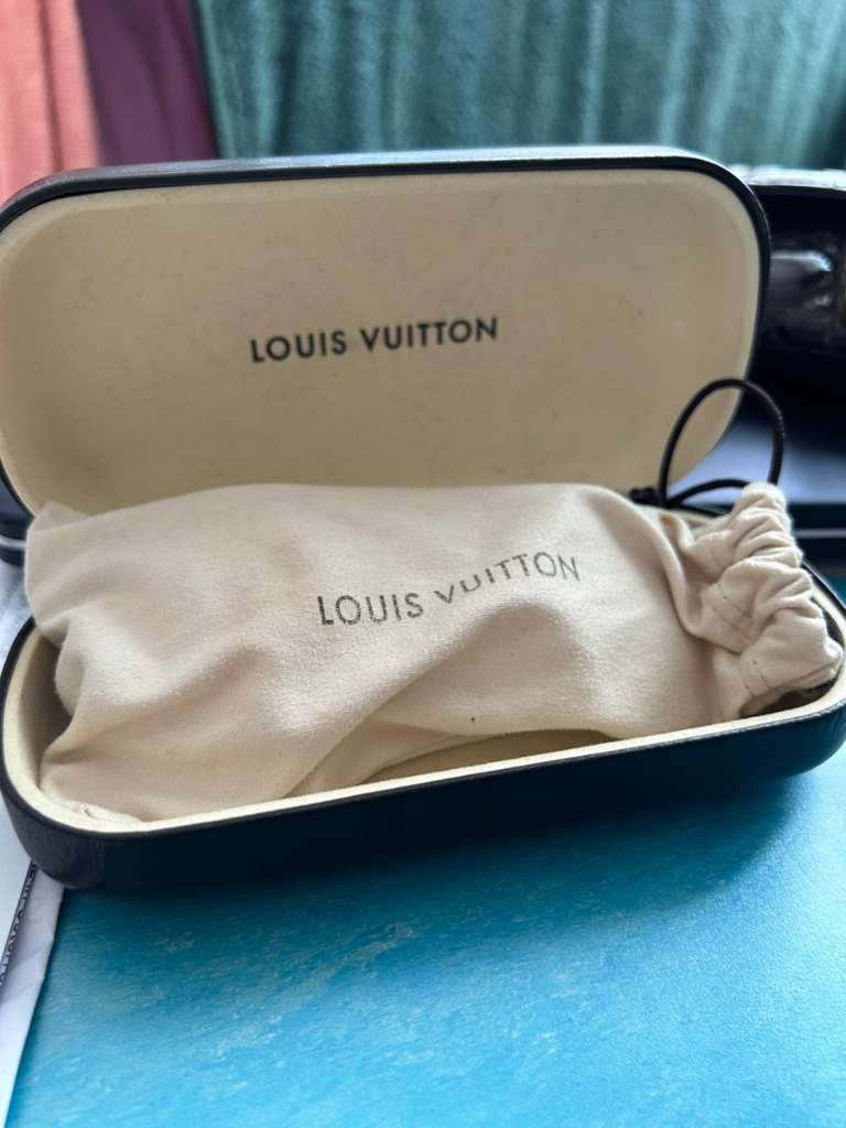 Louis Vuitton Damen-Sonnenbrille  Louis vuitton, Vuitton, Sunglasses case