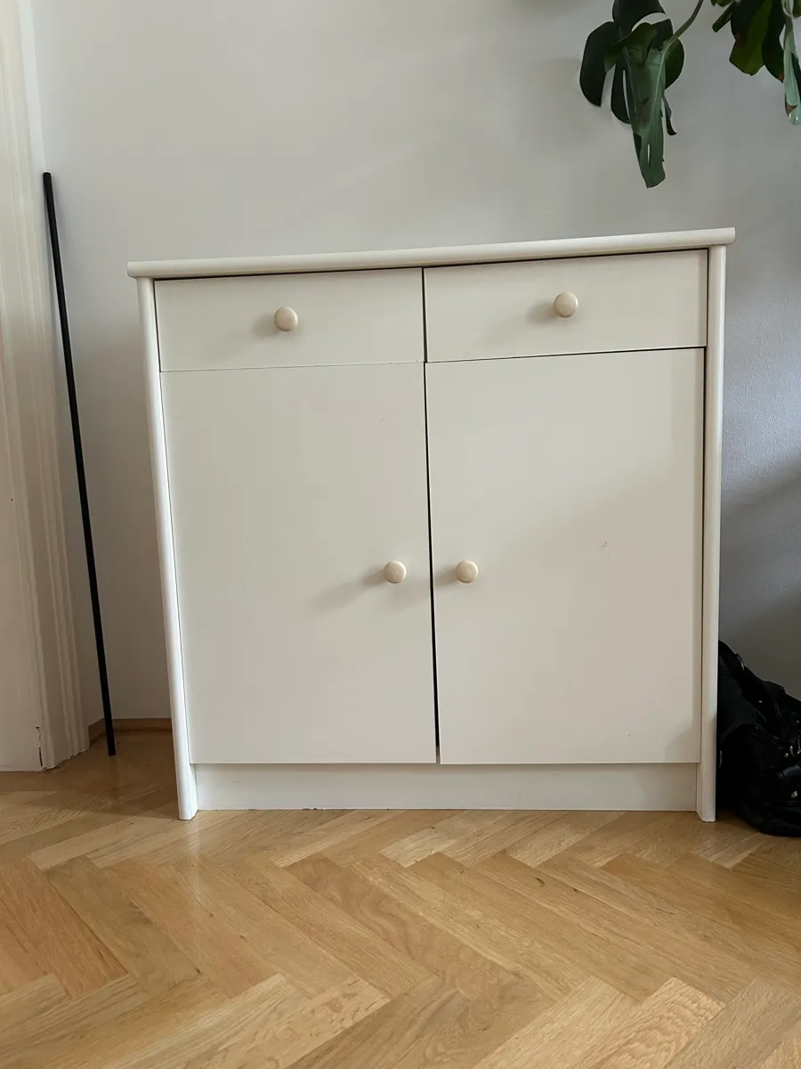 Zu verschenken: Kommoden / Anrichten - Regale / Kästen