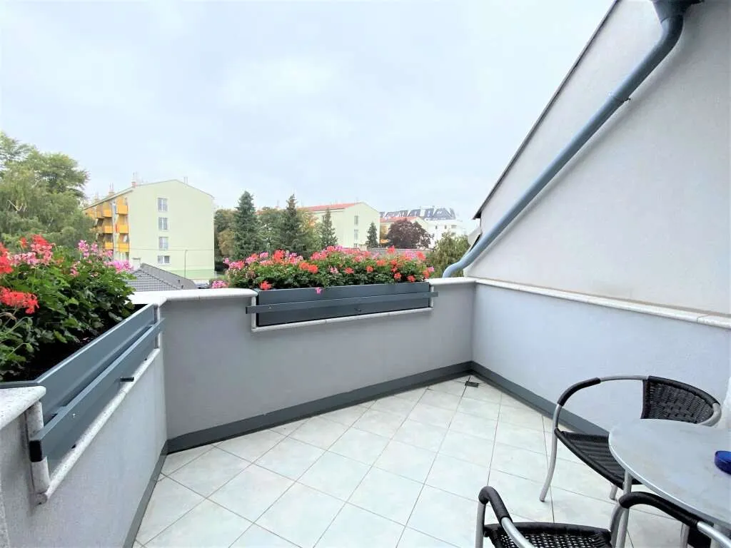 Attraktives voll möbliertes Apartment mit 2 Terrassen / attractive fully furnished apartment with 2 terraces - Widok 2
