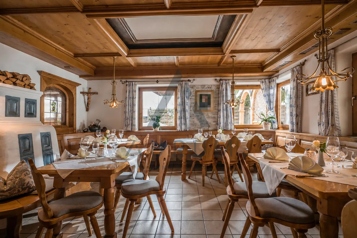 Traditionsreicher Hotel- & Gastronomiebetrieb in idyllischer Lage von Brixen im Thale / Kitzbüheler Alpen - Ansicht 2