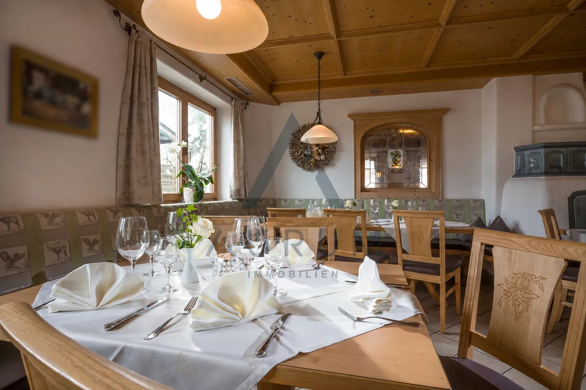 Traditionsreicher Hotel- & Gastronomiebetrieb in idyllischer Lage von Brixen im Thale / Kitzbüheler Alpen - Ansicht 3