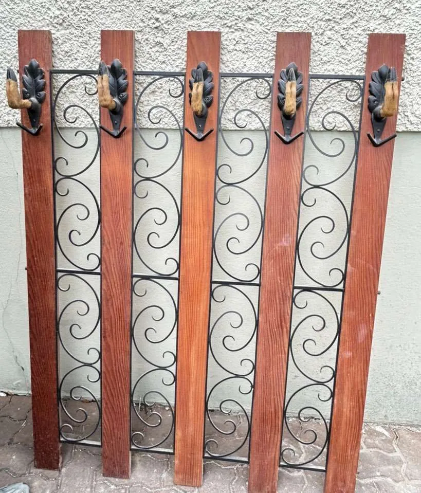 Kleider Anhänger mit echte Tier Fuß, € 80,- (8020 Eggenberg)