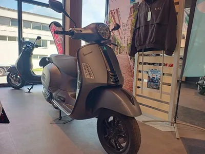 Vespa GTS 125 SuperSport FL Grey and Black 4 Jahre Ga...