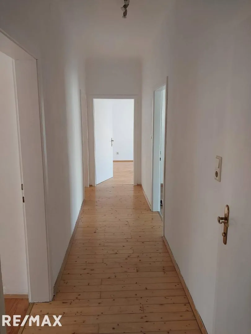 Zentrale 4-Zimmer-Wohnung mit Balkon und perfekter Infrastruktur - Ansicht 3