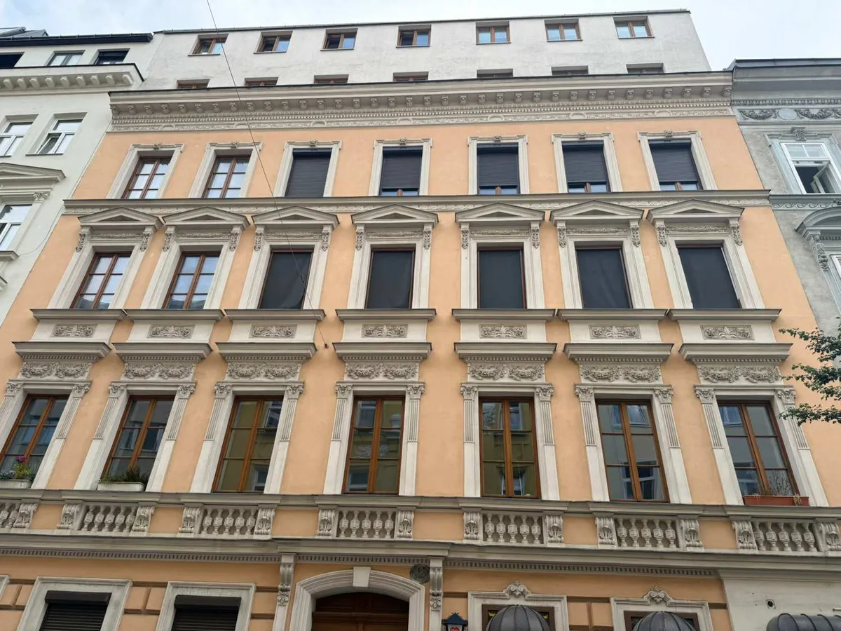 Urbanes Wohnen in ruhiger Seitengasse - 3-Zimmer-Maisonette mit Balkon im Herzen des 5. Bezirks! - Widok 2