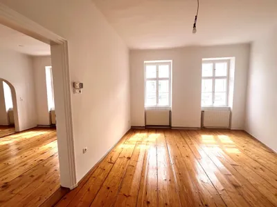 Altbau mit Charakter! Helle 3-Zimmer-Wohnung mit großer Küche und Schrankraum!