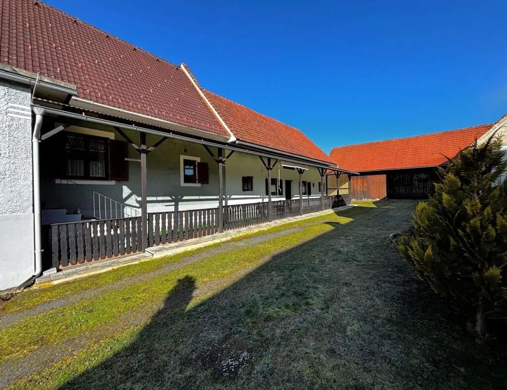 Ehemaliger Bauernhof, Bauernhaus, Ferienappartements, Nebengebäude, ruhige Ortslage - Ansicht 2