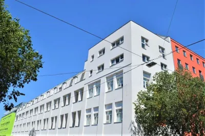HOFRUHELAGE, DACHGESCHOSS, 79 m2 Neubau mit 6 m2 Balkon, Wohnküche, 2 Zimmer, Wannenbad, Parketten, Bernhardtstalgasse – Bild 3