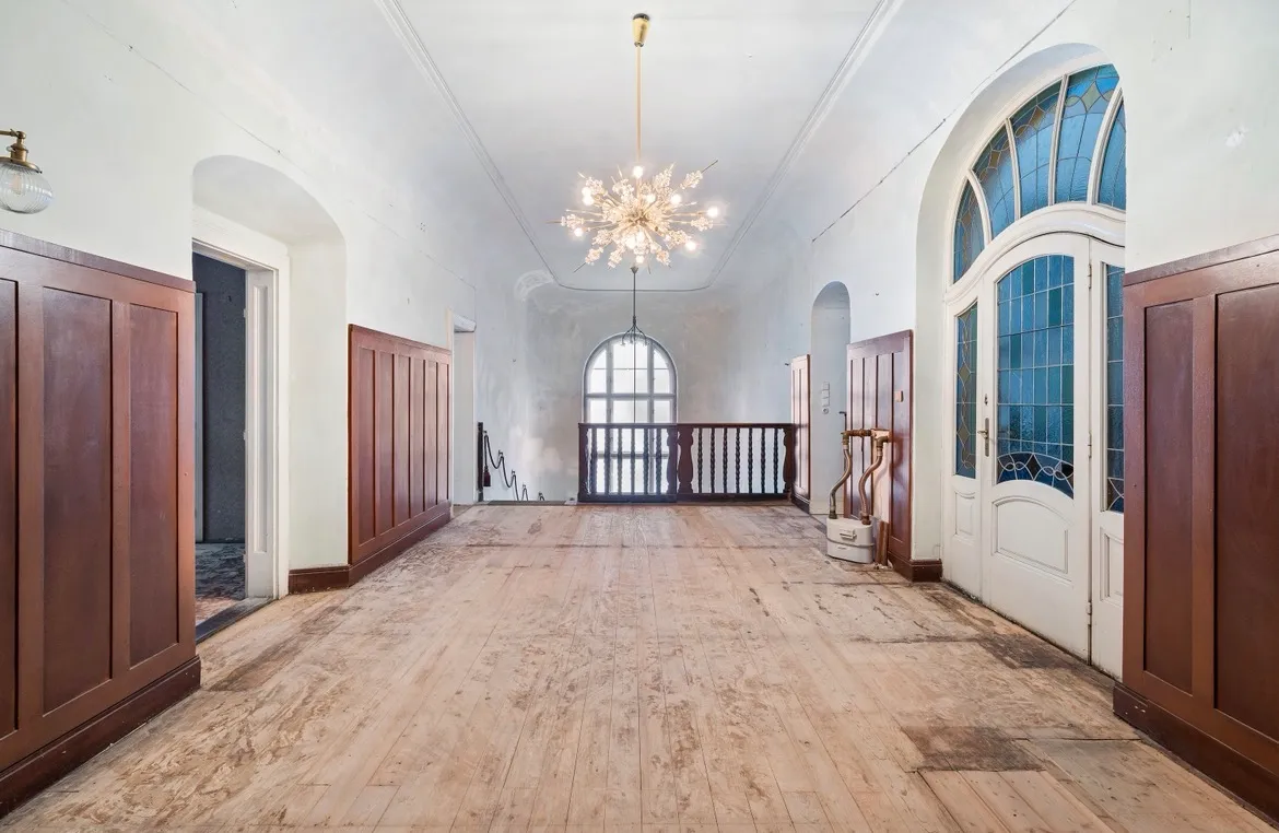 Historische Stadtvilla in zentraler Lage mit einzigartigem Entwicklungspotenzial - Ansicht 3