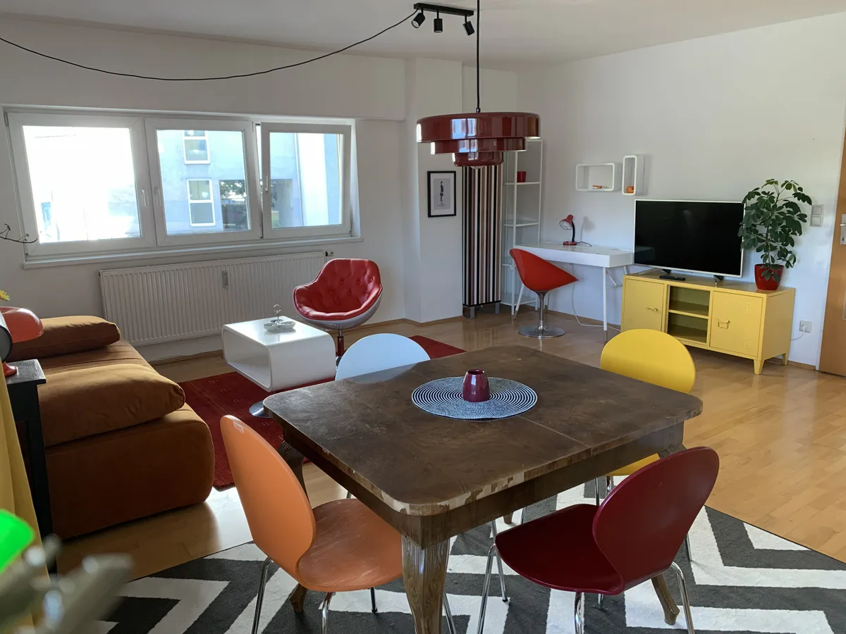 Voll möblierte, wohnbeihilfefähige helle 2-Zi. Wohnung, hauseigener Photovoltaikstrom - Widok 2