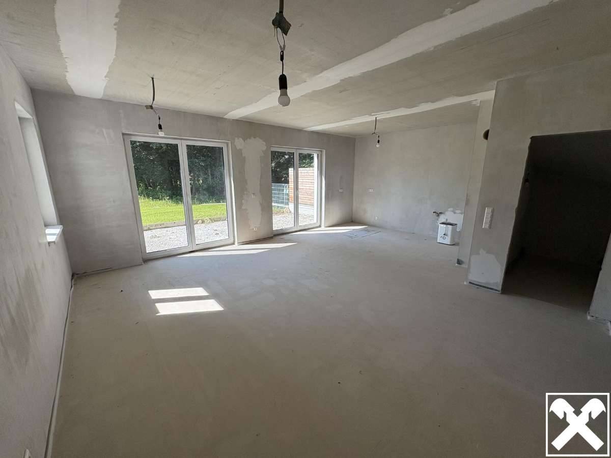 Moderne belagsfertige Doppelhaushälfte mit Garten, Doppelgarage und 4 Schlafzimmern - Ansicht 3