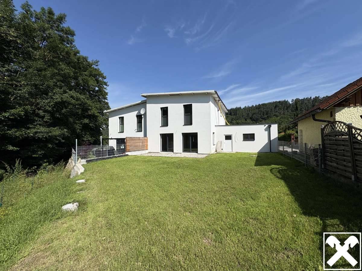 Moderne belagsfertige Doppelhaushälfte mit Garten, Doppelgarage und 4 Schlafzimmern - Ansicht 2