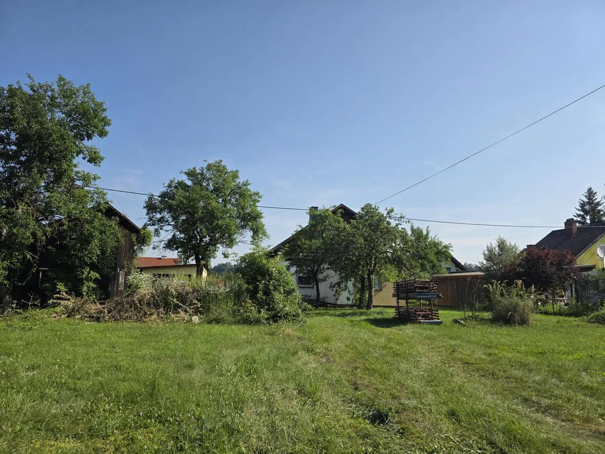 Sonniges Baugrundstück in zentraler Lage mit Abbruchhaus (erledigt der Verkäufer) - Ansicht 2