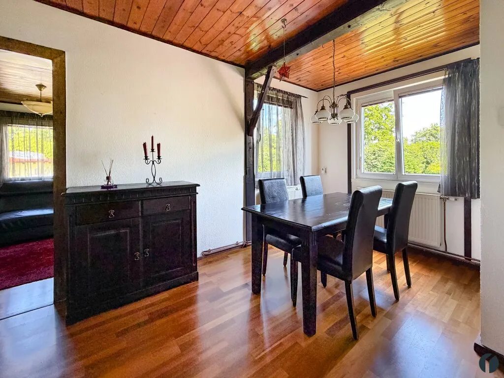 Ein Haus zum Wohnungspreis: viel Platz, Garten und Pool inklusive – pohled 3