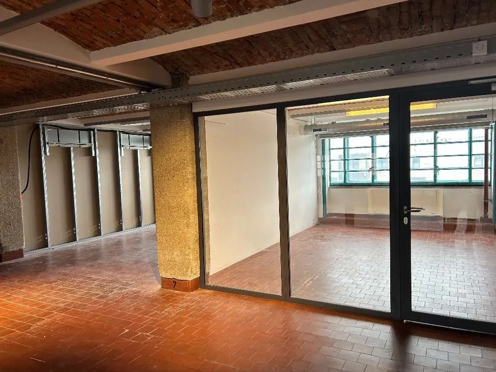 Lichtdurchflutetes Büro mit Industriecharme und moderner Ausstattung - Ansicht 3
