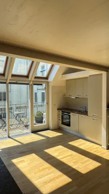 Gemütliche, klimatisierte Dachgeschoss-Maisonette mit Balkon nahe dem Naschmarkt