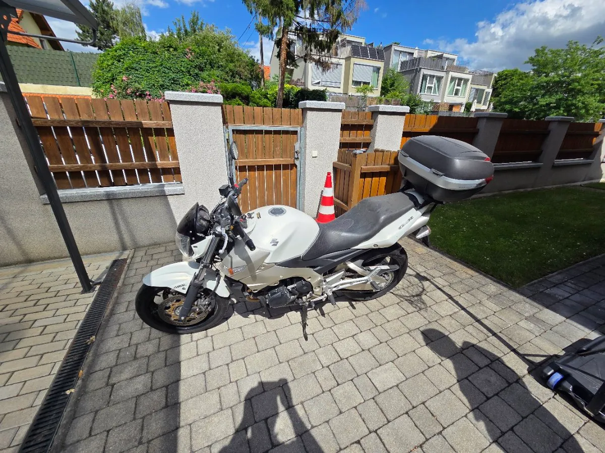 Suzuki GSR