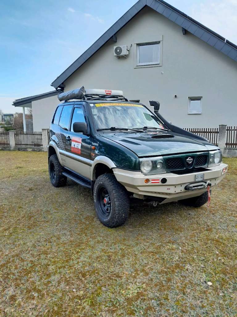 Nissan Terrano R20 SUV / Geländewagen