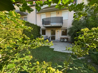 Provisionsfreie, sonnige, klimatisierte 2-Zimmer-Gartenwohnung am Liesingbach mit fast 70 m² Eigengarten in ruhiger Innenhoflage.
