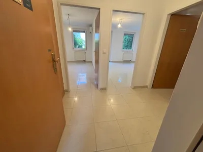 Provisionsfreie, sonnige, klimatisierte 2-Zimmer-Gartenwohnung am Liesingbach mit fast 70 m² Eigengarten in ruhiger Innenhoflage. – Bild 2