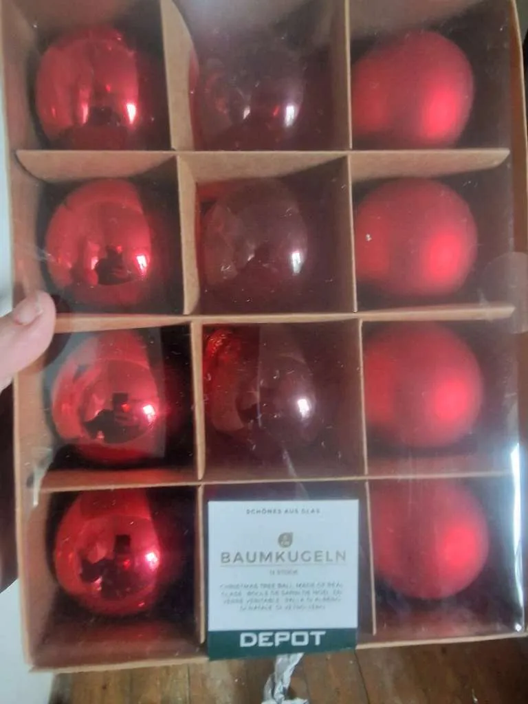 Depot Christbaumkugeln rot, € 4,- (3314 Strengberg)