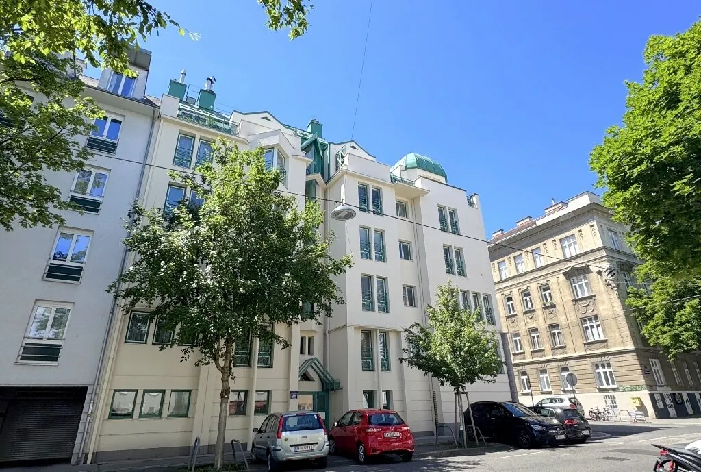Neuwertiger Maisonette-Wohntraum mit loftartigem Wohnzimmer und Galerie sowie Terrasse und Balkon, Wien