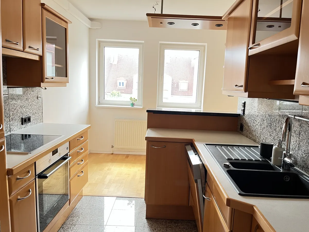 3 Zimmer mit Balkon inklusive Tiefgaragen-Stellplatz, Hoflage! – pohled 3
