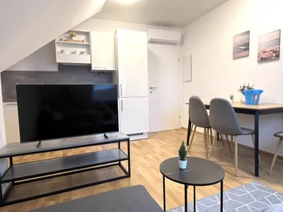 *MÖBLIERTE DG-WOHNUNG* mit herrlichem Balkon und Klimaanlage
