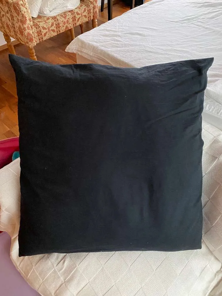 Kissen, Polster, Zierkissen, Ikea, 65x65, dunkelblau, € 17,- (4020 Linz)
