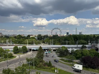 BLICK AUFS RIESENRAD - Frisch Sanierte Wohnung mit Top-Anbindung