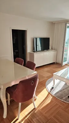 (reserviert) Direktvergabe: 3-Zimmer-Gemeindewohnung mit Balkon in 1200 Wien (Adalbert-Stifter-Straße 35). Die Wohnung ist 68 m² groß, kostet € 690, - Miete und bietet eine Küche. Möbelübernahme ist nach Vereinbarung möglich. Supermärkte, Schulen und die Busse 1 – Bild 2
